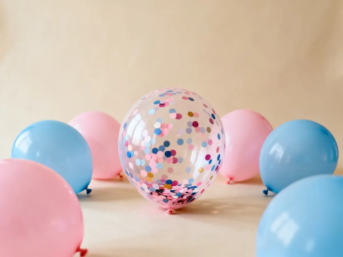 Dekoracje różowo-niebieskie przygotowane na Gender Reveal